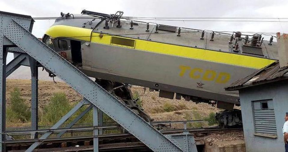 Sivas\'ın Divriği ilçesinde yük treni ile manevra treninin çarpışması sonucu 4 makinist yaralandı.