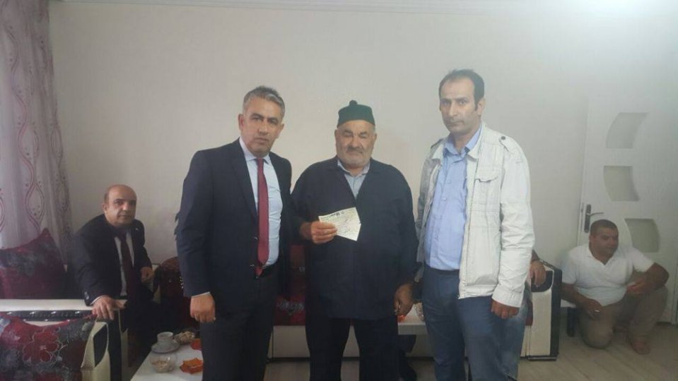 Vefat Eden Üyemiz Cuma Ali Güneş\'in Ailesine Ferdi Kaza Sigortası Çeki Takdim Edildi