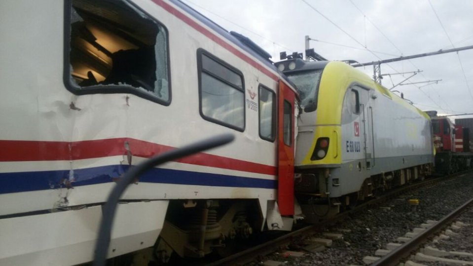 Sapanca\'da iki tren çarpıştı: 2 kişi yaralandı