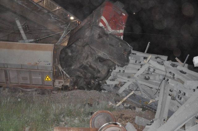 SİVAS'ta 2 YÜK TRENİ ÇARPIŞTI: 1 MAKİNİST HAYATINI KAYBETTİ, 1 MAKİNİST YARALI
