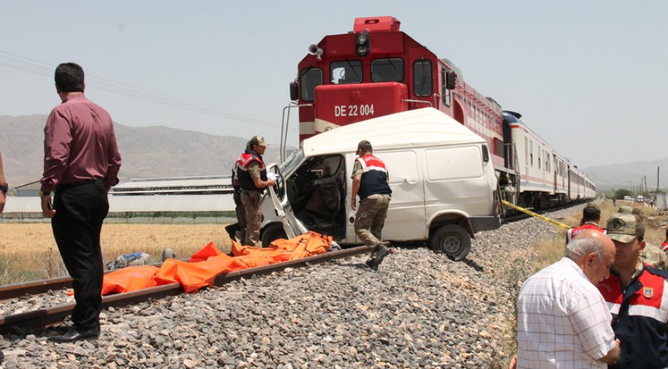 ELAZIĞ\'DA TREN KAZASI