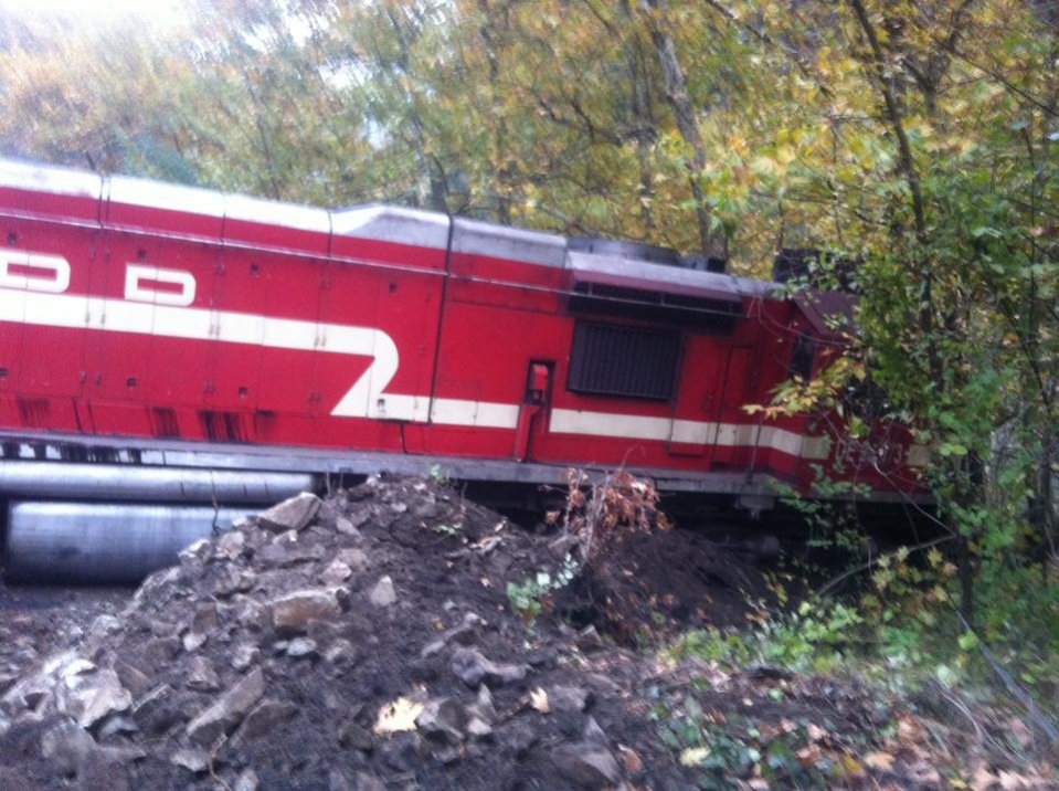 Karabük’te Yük Treni Kayalara Çarparak Raydan Çıktı